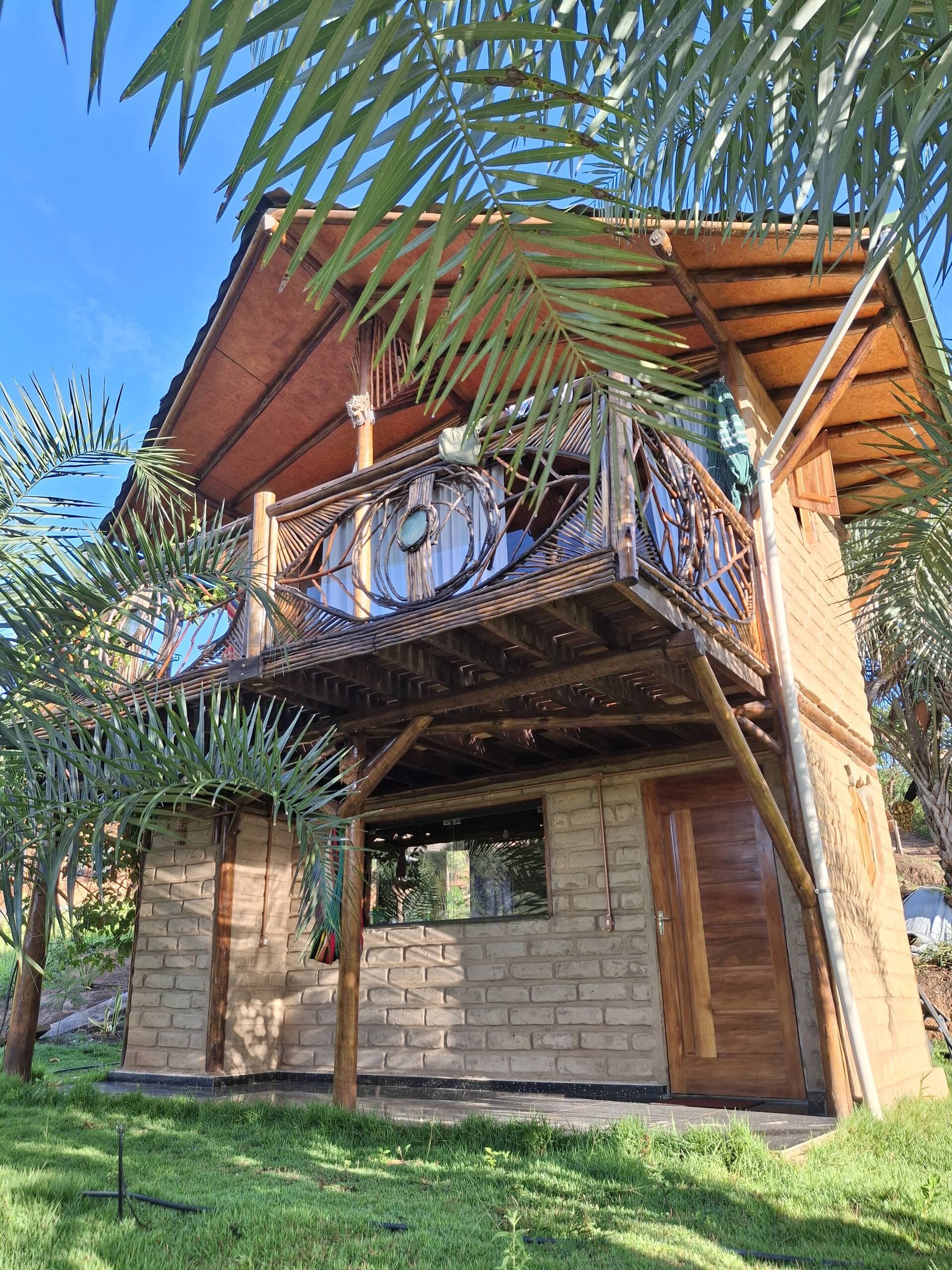 Cacau House — chalé em bioconstrução com vista da Cachoeira do Fundão