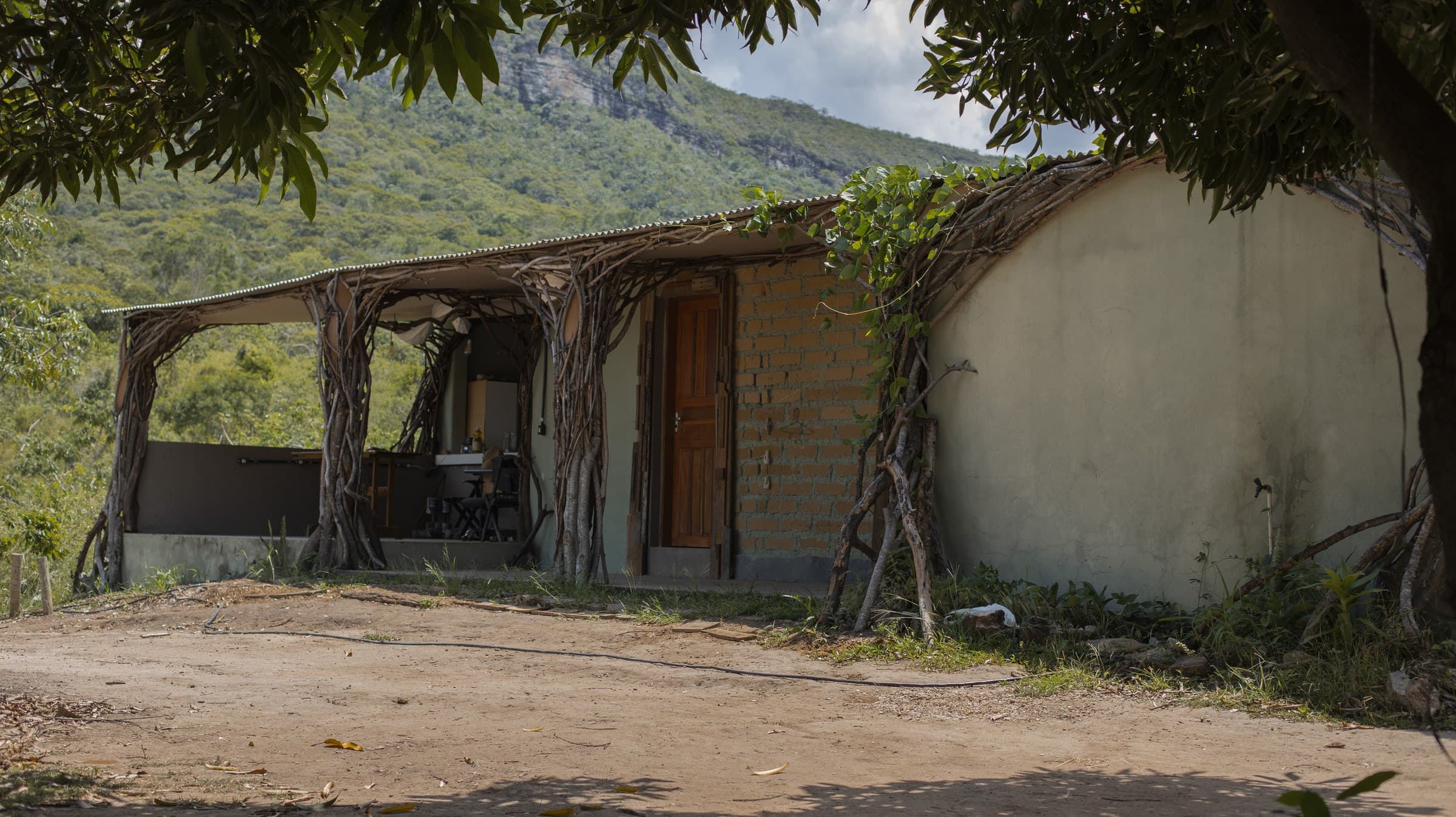 Alojamento Mycelium — quarto coletivo do Instituto Torus, ao lado da horta e das agroflorestas
